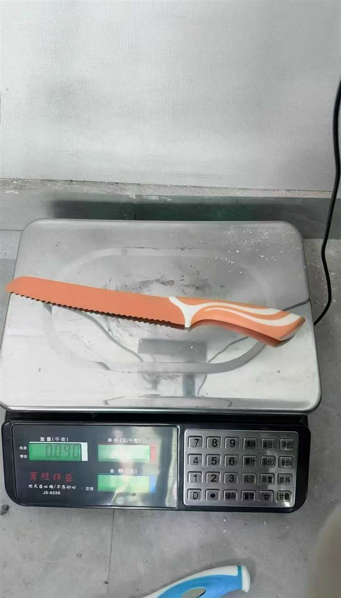 700把左右面包，亏本8毛一把！