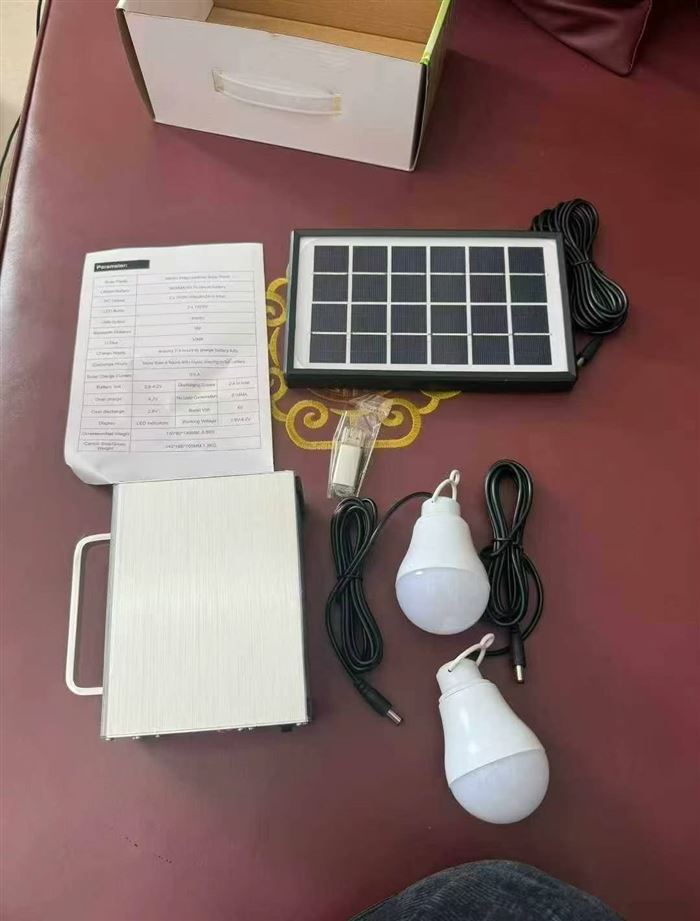 太阳能多功能户外电源+带蓝牙音箱+带U盘内存卡+2个灯泡，全新机身亮铝合金，全新整齐，4400套