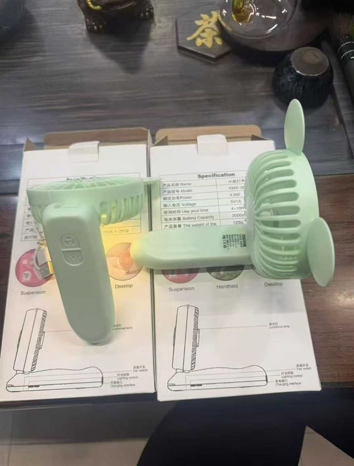 现货小夜灯手持折叠风扇 KMX-0026，粉色款，可折叠。 USB充电，4.5W功率，2000mAh大容量电池，续航4-10小时。 重量125g，便携轻巧。 支持、手持、桌面三种使用方式，带夜光灯功能数量1000 个