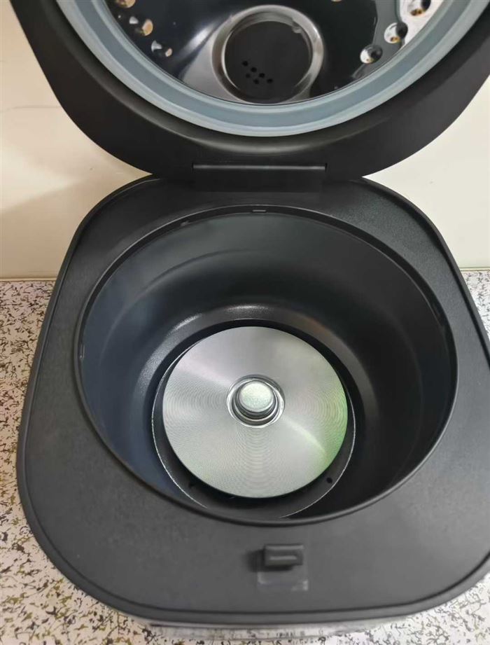 威力国标电饭煲 3升容量 双喷加厚铝胆400pcs 电话微信同号15515665791 主做全品类五金百货，小电器，更多商品，欢迎国内外友人，前来加微咨询洽谈合作。