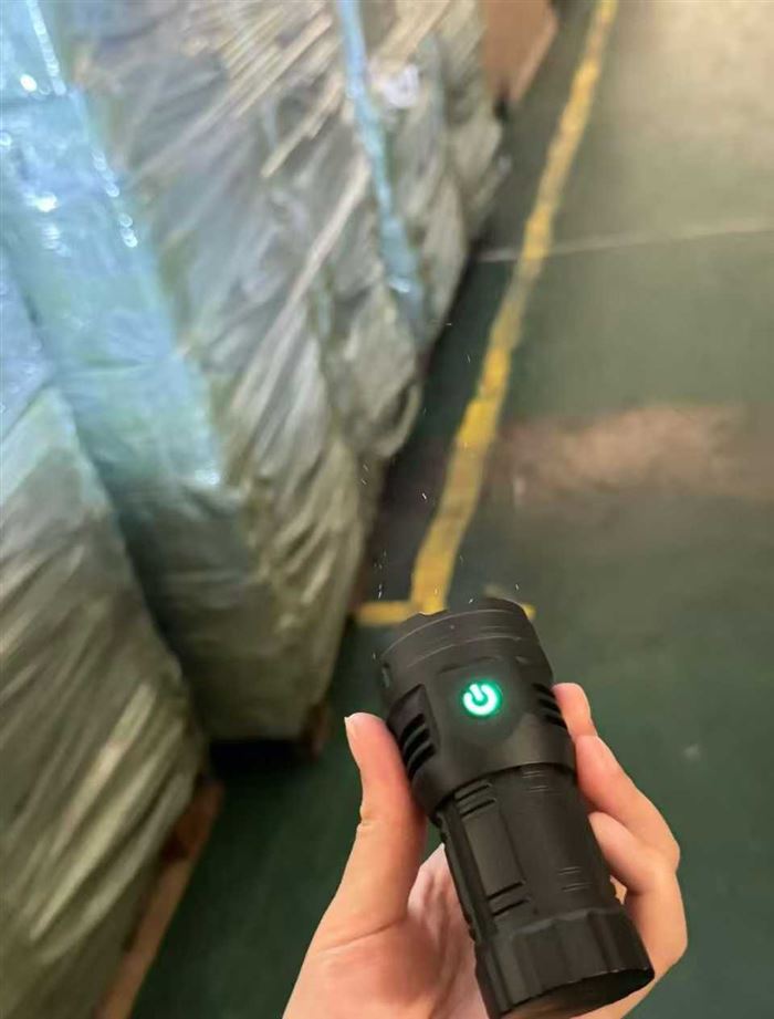 高品质充电款手电筒，入库几万个，清货块块钱，可分货