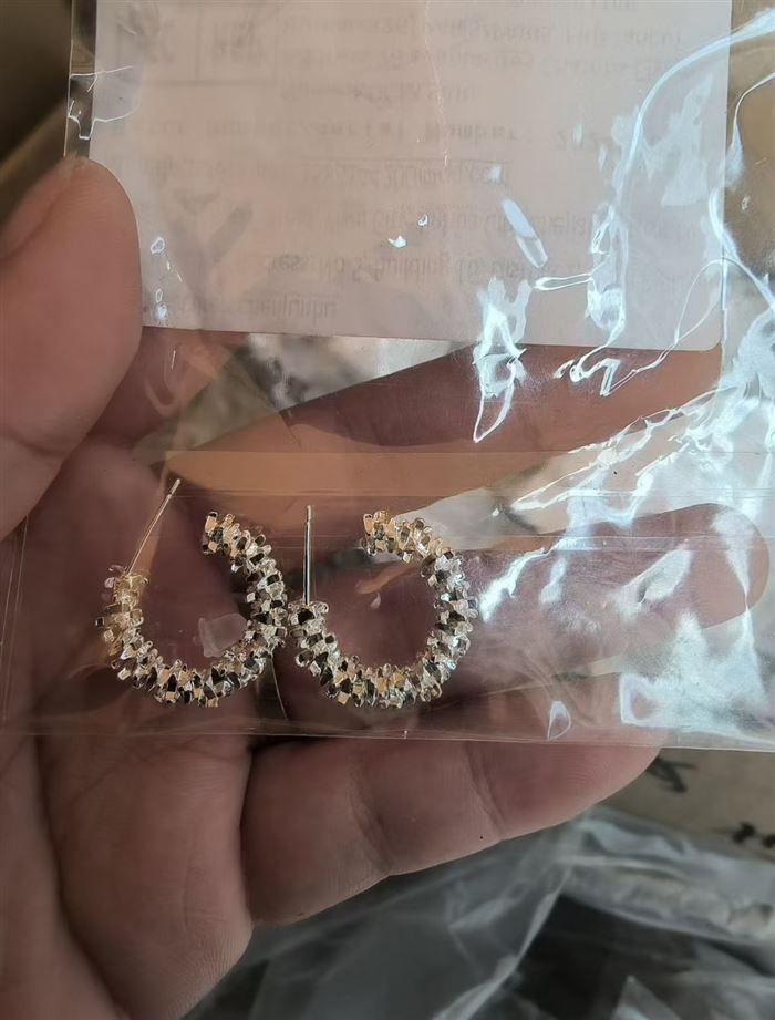 1.5万对左右耳环、耳钉，清货0.5元一对，有银针，有合金，有铜针混款，款式造型非常多