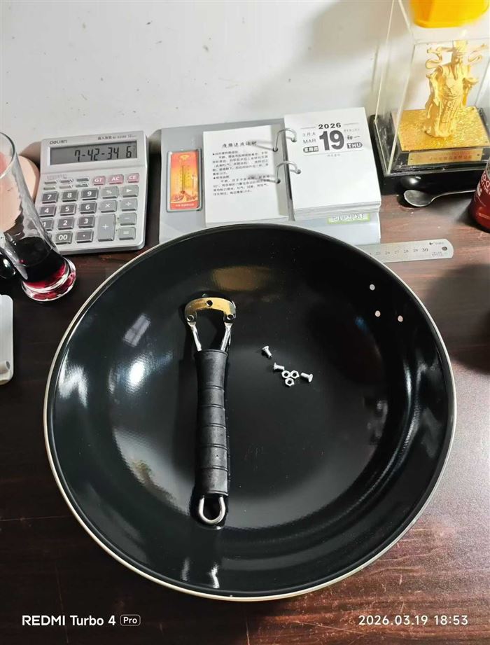 防烫塑胶柄炒锅450个，便宜清货，…… 锅体直径32cm，高度8.5厘米，连柄长度50cm。 ​35个每箱，共13箱， 35×13=455个（约） ​