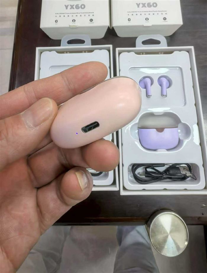 品牌蓝牙耳机，全新原箱原件，箱中箱。一箱 160 个， 4200 个