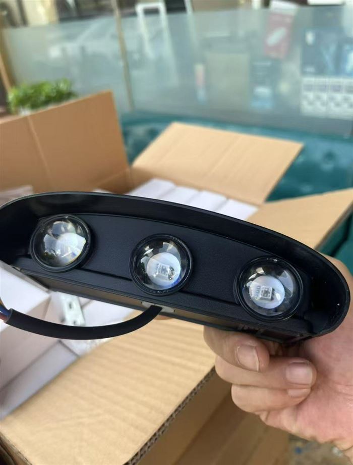 LED三头户外壁灯，全新现货 20000套特价清，懂货的来
