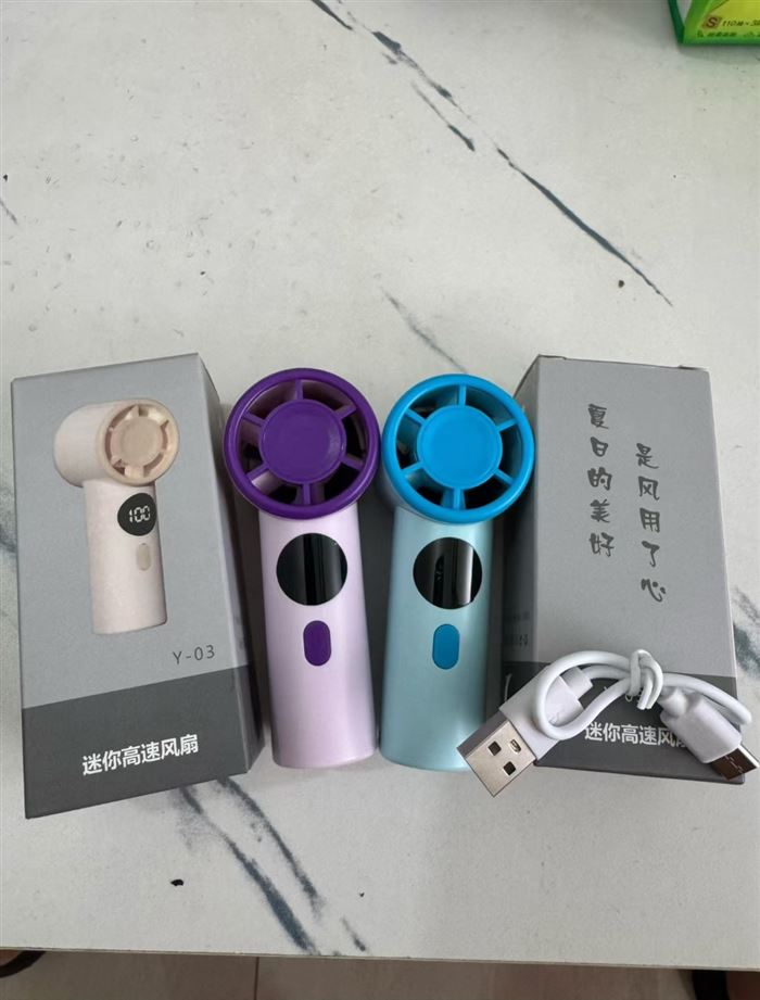 高端数显五档小风扇独立彩盒包装，处理30000个，风力超大，质量保证。几块钱一个。