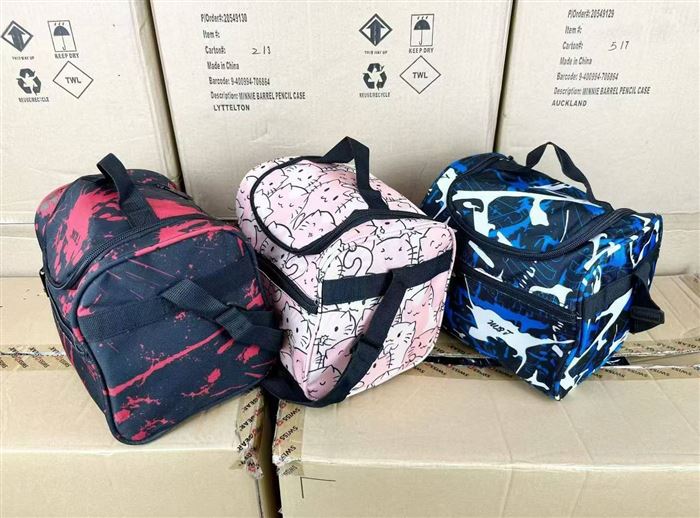 隔热型午餐袋，便当包7600个。每件混色。每件150个。尺寸：24*19*20CM
