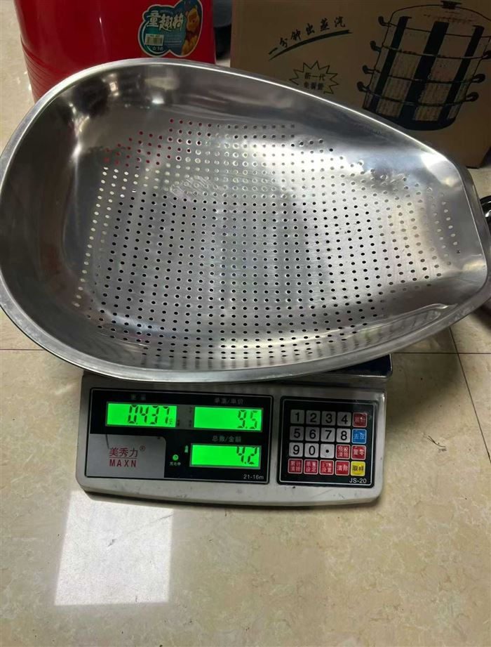 不锈钢簸箕1500斤左右，4.5元一斤，卖完无！