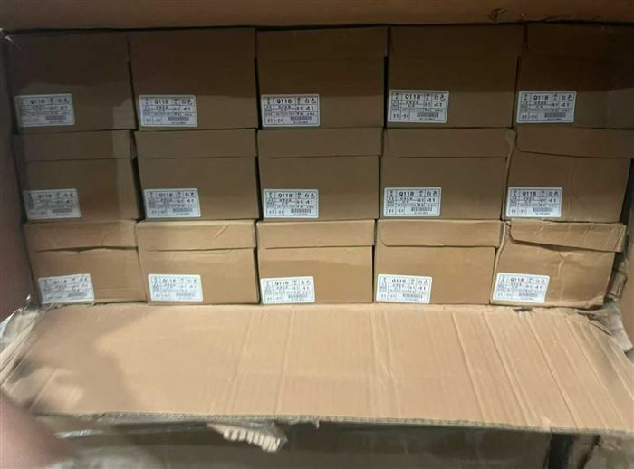 帆布鞋1800双， 全清4.5元一双。 带盒包装！