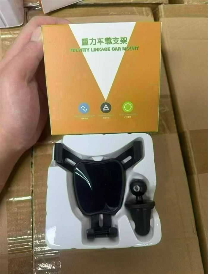 还有 20000 套，手机车载支架，2个款式，全新整齐，原箱原件，有兴趣私聊，一箱 200 套