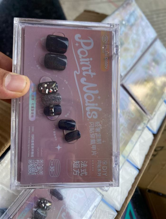 穿戴甲还有10000盒左右 精美礼盒装 里面有工具套装 能做的速度