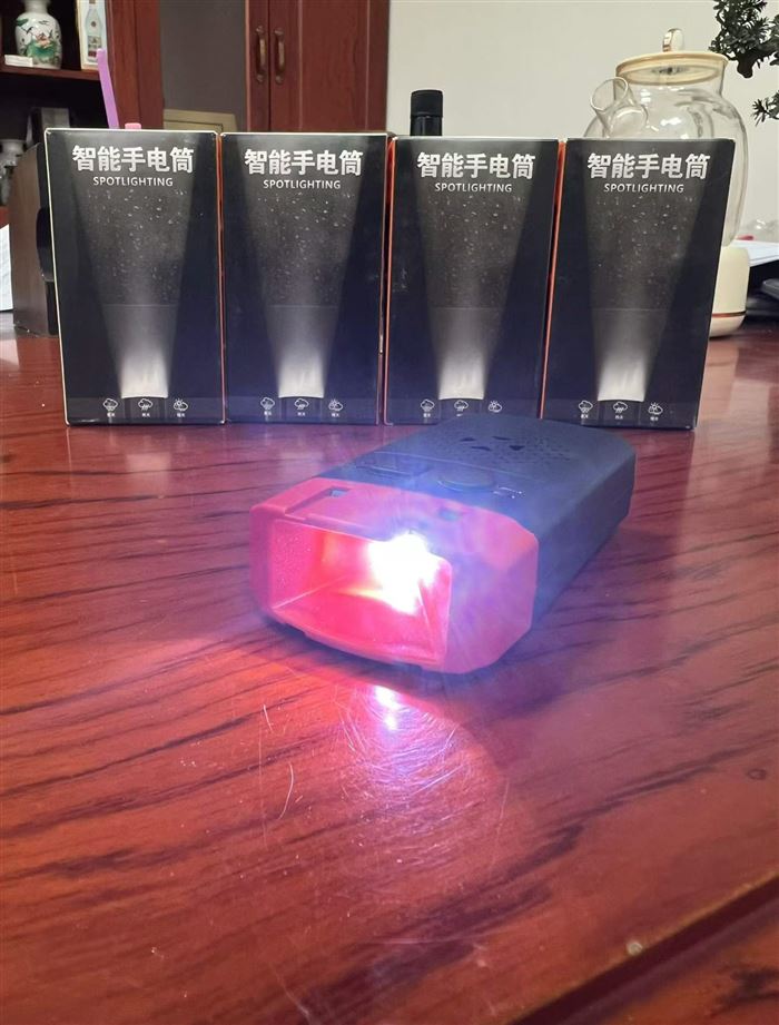 智能手电筒到货3000多个，独立彩盒包装，原箱原件，佩送3支电池，内置喇叭，强光LED，给钱就卖