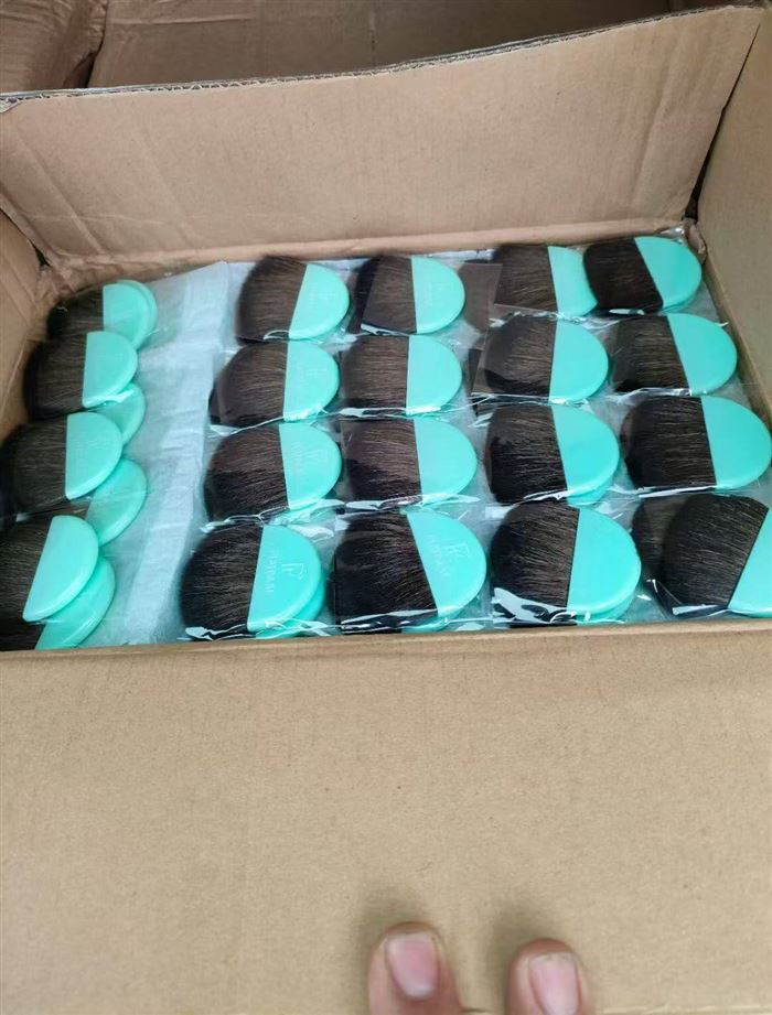 化妆工具 脸扑和粉涮有几万， 毛毛钱请。