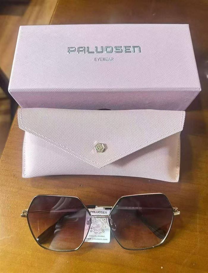特价亏钱出。 品牌太阳眼镜🕶️，5000盒，独立包装， 双盒。原箱原价。