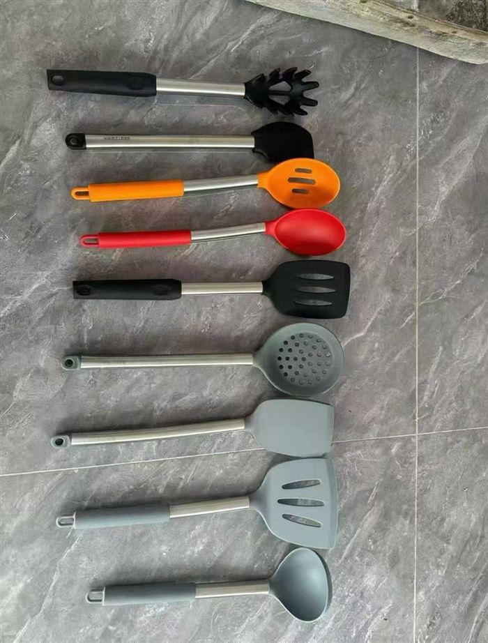 硅胶餐具5吨左右，按吨出