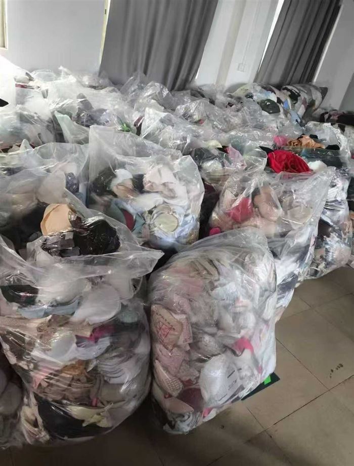 杂款文胸2.5元一个，数量1.2万个左右，大卖场下架撤场货，都是新款，限时急清。