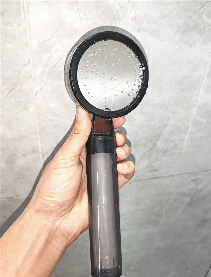 品牌:吉士普（对标同款“潜水艇”） 除​氯增压净水花洒（负离子➕PP棉棒），200个细孔设计。 全部带包装盒过塑（包装盒有霉迹），花洒本身完好。对口的来聊聊 总数:1248pcs 箱装:24pcs 箱重:10KG ​