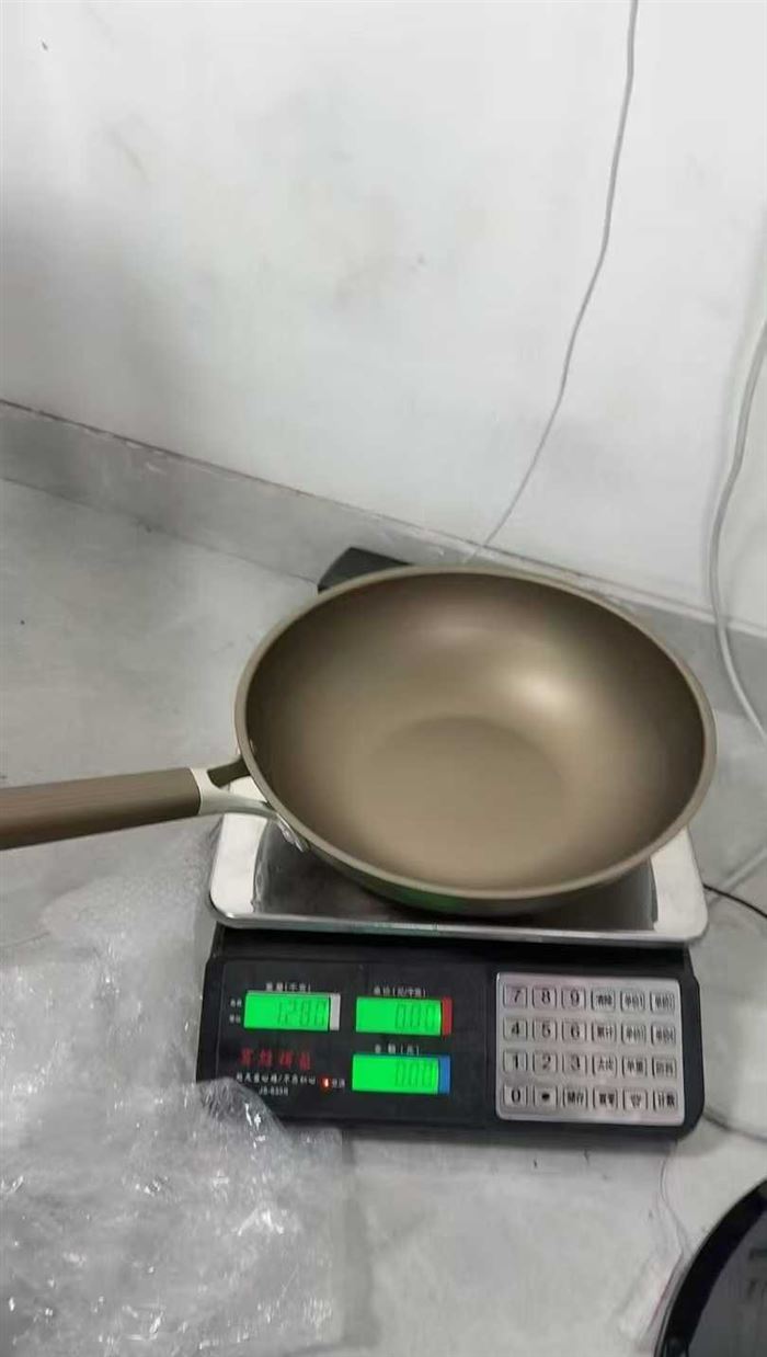 32公分有钛不粘锅入库50件，一件30个，特价20💰