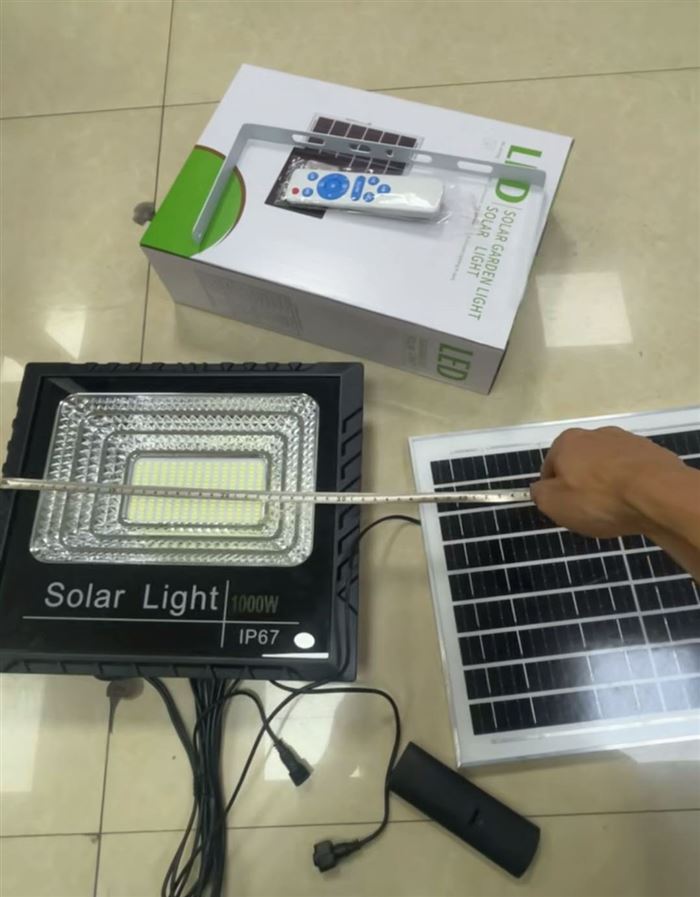 库存现货2000套，太阳能投光灯，灯体尺寸270x320，2节32650大电池，