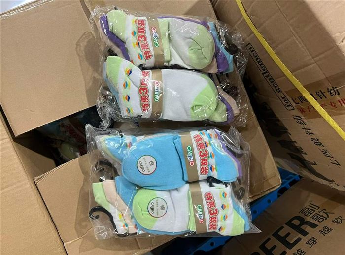 沃尔玛专供袜子到货50000双，质量非常好，整包整件，懂货的来，要垃圾货的绕行，几毛钱的事