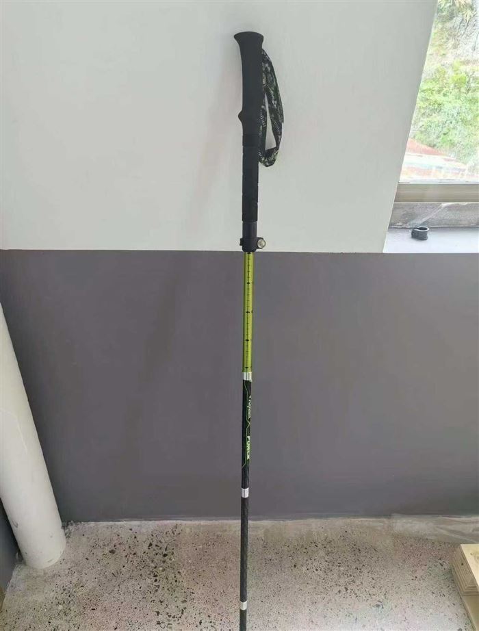 韩国品牌货，五节可调节登山仗2000条，2个颜色，红色、绿色可选，大品牌做工很好，7075铝合金仗尖带减震功能，价格小贵，性价比还可以