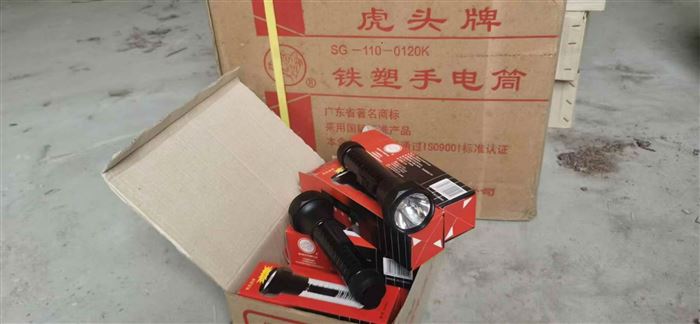虎头牌铁塑手电筒60万个，原箱原件，大部分独立包装。全清6毛钱一个 ​💰0.6
