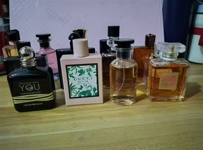 高端香水2400瓶，清货20元一瓶，懂行的来