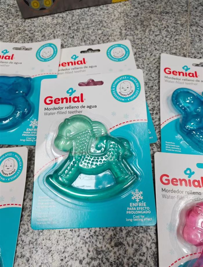 精品婴儿磨牙棒9000个左右，清货0.6元一个，内有雪花❄️漂浮物，全部吸卡独立包装
