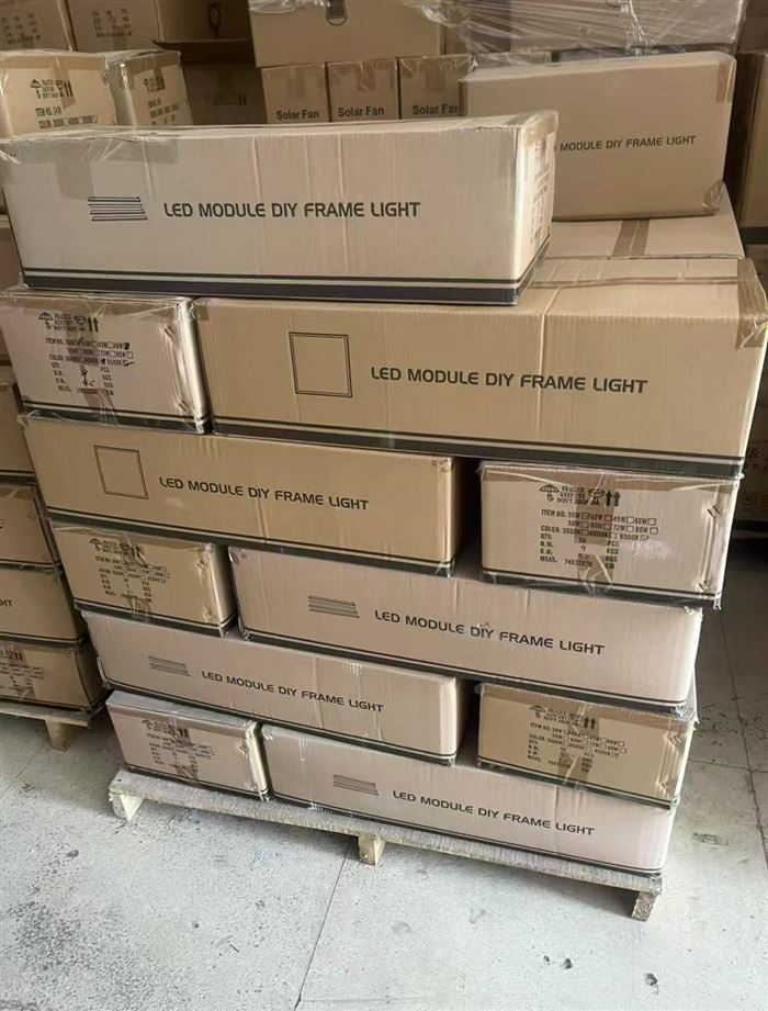 300x300拼接平板灯500套，300x600拼接平板灯1100套，全新现货