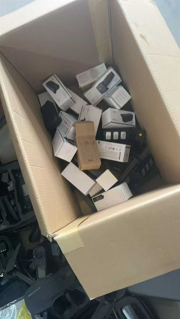 100 多台台高端无人机，网上卖几百块钱一台 我这里一包烟钱，有没有懂货的，拿去赚钱吧