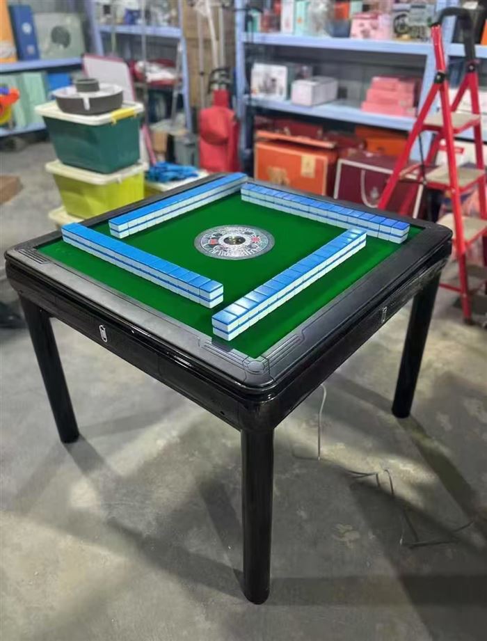 全自动麻将机到货 尺寸：94×94×77 全自动麻将机到货 带2副麻将，共136张牌 46的牌 ​重要提醒:如果要盖板，需要两个起批 ​一个发货的话容易破损 950元一套😍😍😍