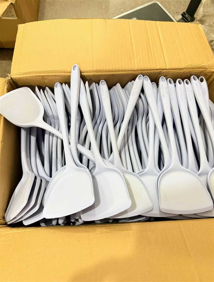 硅胶铲2吨，按吨出，合毛毛钱一个