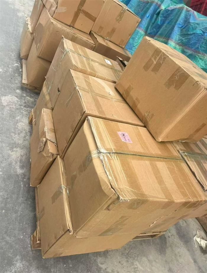 不锈钢衣架1吨左右， 按斤出，几块钱一扎