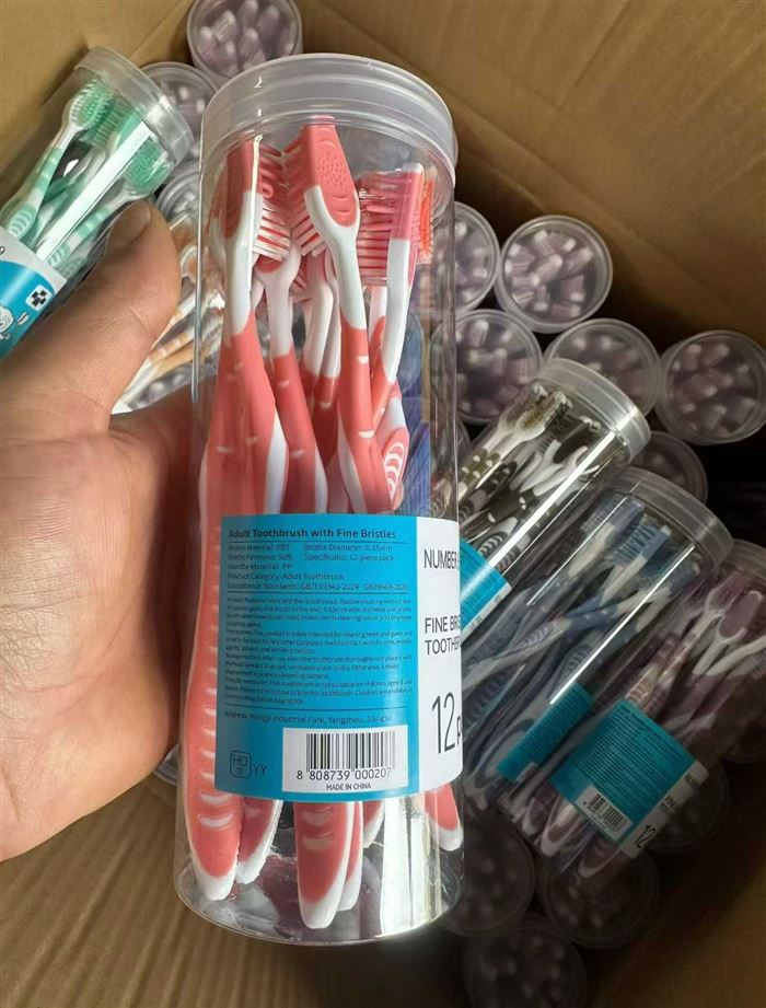 外贸出口欧美单桶装牙刷120万支左右，原箱原件，品质非常好，大货整齐，106个立方，库存价格处理