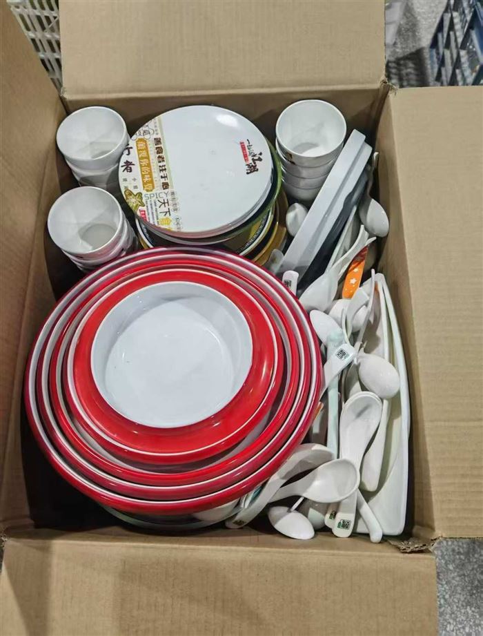 密胺餐具8吨左右， 全清白菜价， 几千块一吨。