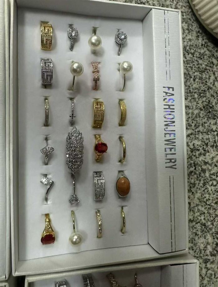 铜微镶戒指1500个左右，带盒子出，清货1.5