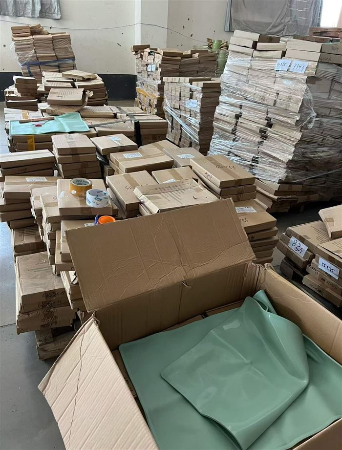 和面垫套装到货4000套左右，独立盒包装，每盒配送擀面杖，刷子，切面刀，质量很好，几块钱的事