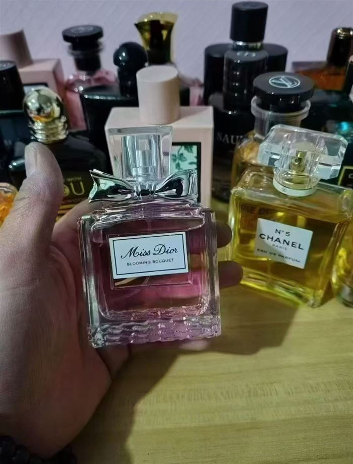 高档香水2400瓶，清货20元一瓶😍😍