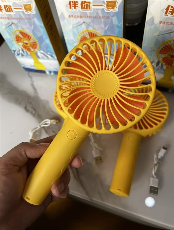 手提风扇1700多个 超低价清！便宜处理
