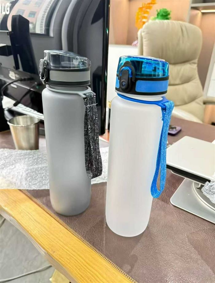 1000毫升的水杯清仓库，特价小几块钱要的抓紧