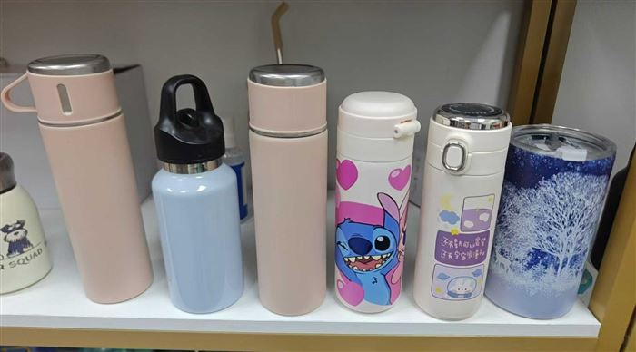 混款水杯5000个左右，清货5元一个，款式多多，品质完美，对路的速度