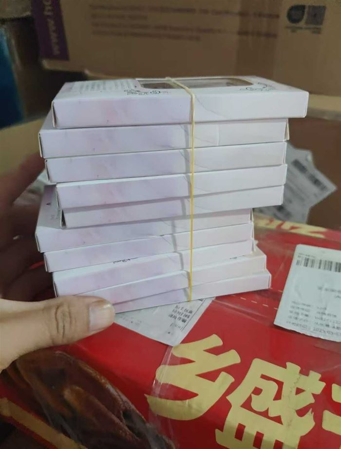穿戴甲4万盒，配有果冻胶。，打包价格0.4元。