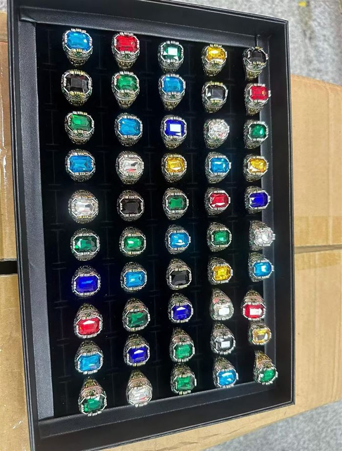 合金戒指💍单款多个颜色有2000个，清货1元，带盒子1.2