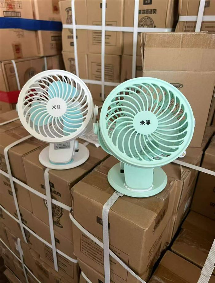风扇到货8000个左右，多功能立夹挂三用，质量非常好，3挡调节，720度广角吹风，充电款，几块钱的事