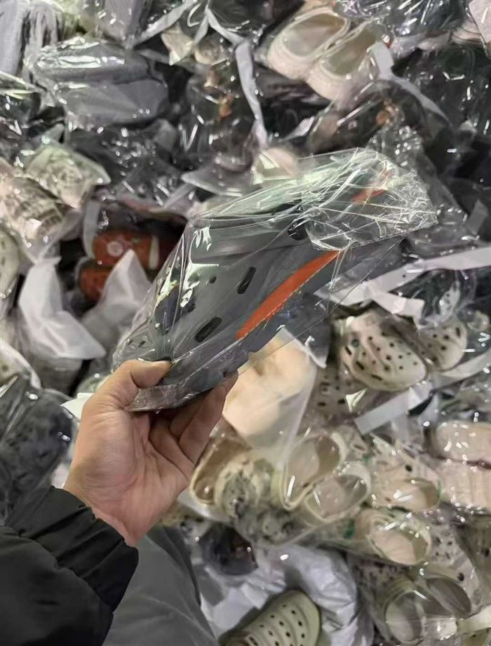 拖鞋2000双 扣花洞洞鞋 36-45码 一件100双 百分之90基本上男款 5.Ⅹ/双 缺男鞋的速度