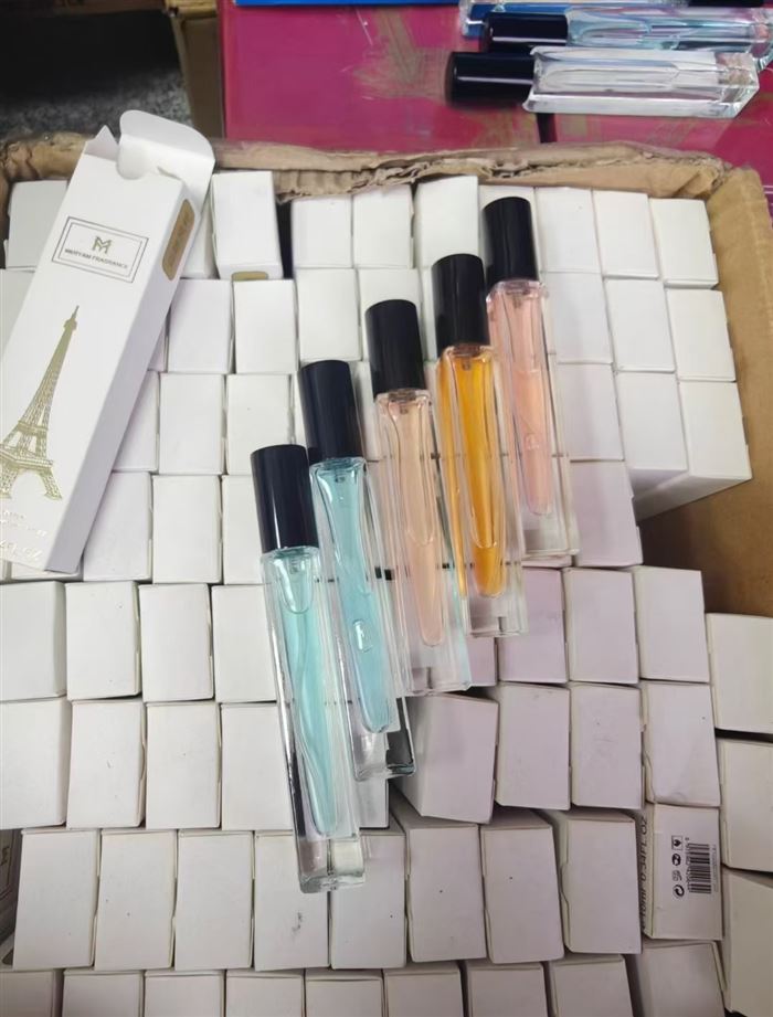 小香水9600瓶，清货1.2元一瓶，日期微瑕，对路的速度