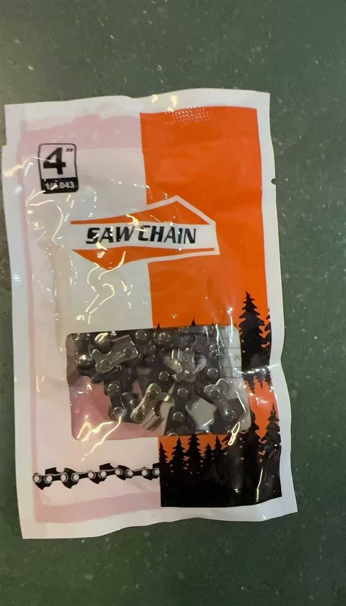 五金工具非常牛逼的锂电锯，两个电池，今年的新货 ​里面有两副链条，一个六英寸的链条，一个四英寸的链条，2400个 ​手柄全部包胶，双盒子包装