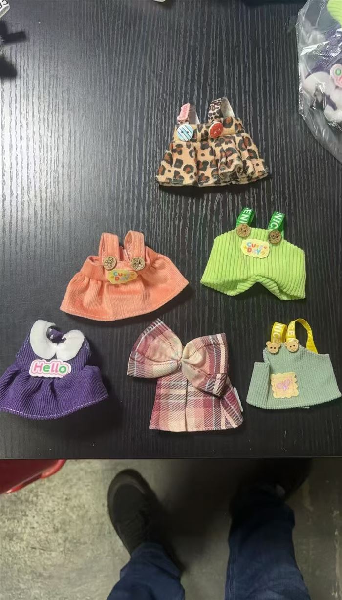 拉布布娃娃衣服几万套 毛毛钱处理