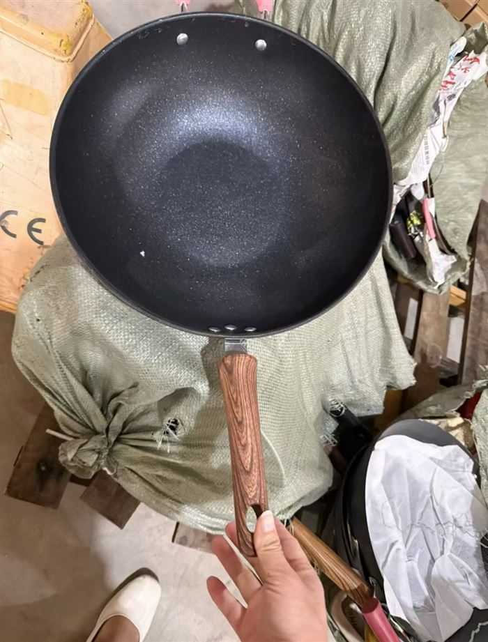 杂款炒锅3吨左右， 6500元一吨， 几块一个起…