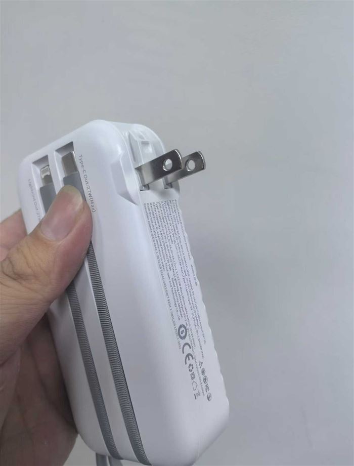 多功能1万毫安充电宝，AC插头，黑白两色 A+C口输出输入 自带3条线​安卓苹果typec线，一箱 66 个 ​现货3000个，有兴趣私聊